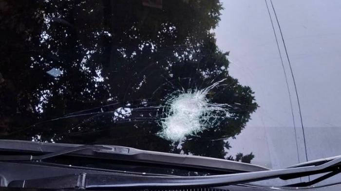 Kondisi-kaca-mobil-Gus-Mujib-yang-pecah-usai-dilempar-benda-oleh-orang-tak-dikenal.jpg