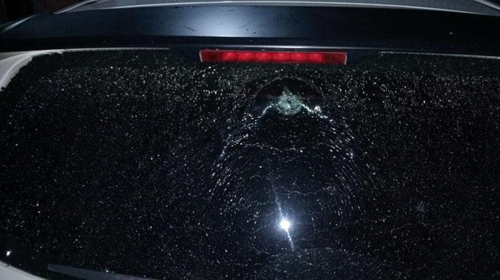 Kondisi-kaca-mobil-retak-dan-berlubang-diduga-akibat-terkena-tembakan.jpg