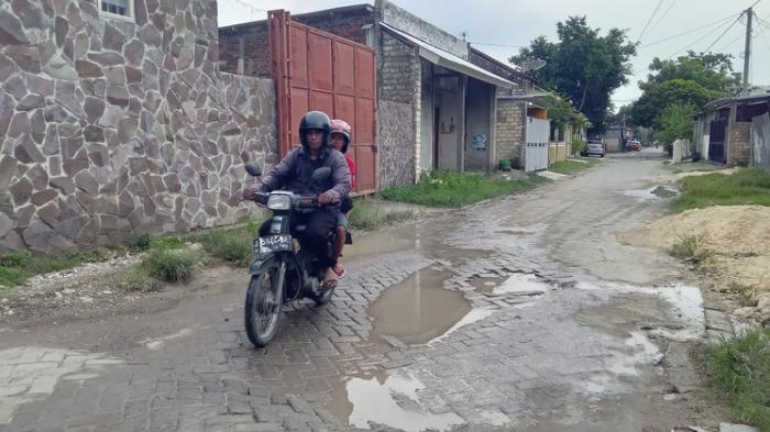 Warga Pondok Pinang Bojonegoro Kecewa, Pemkab Bojonegoro Tunggu Restu PT KAI dalam Perbaikan Jalan