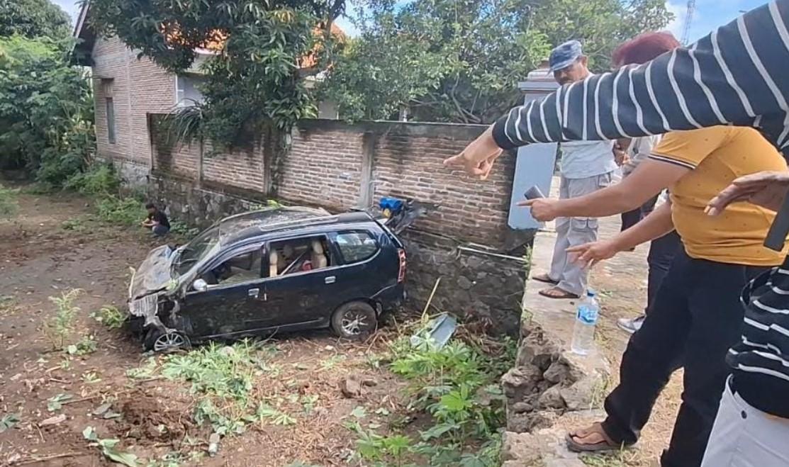 Sopir Ngantuk, Daihatsu Xenia Ringsek Tabrak Tiang dan Masuk Parit di Magetan, 2 Orang Dibawa ke RS