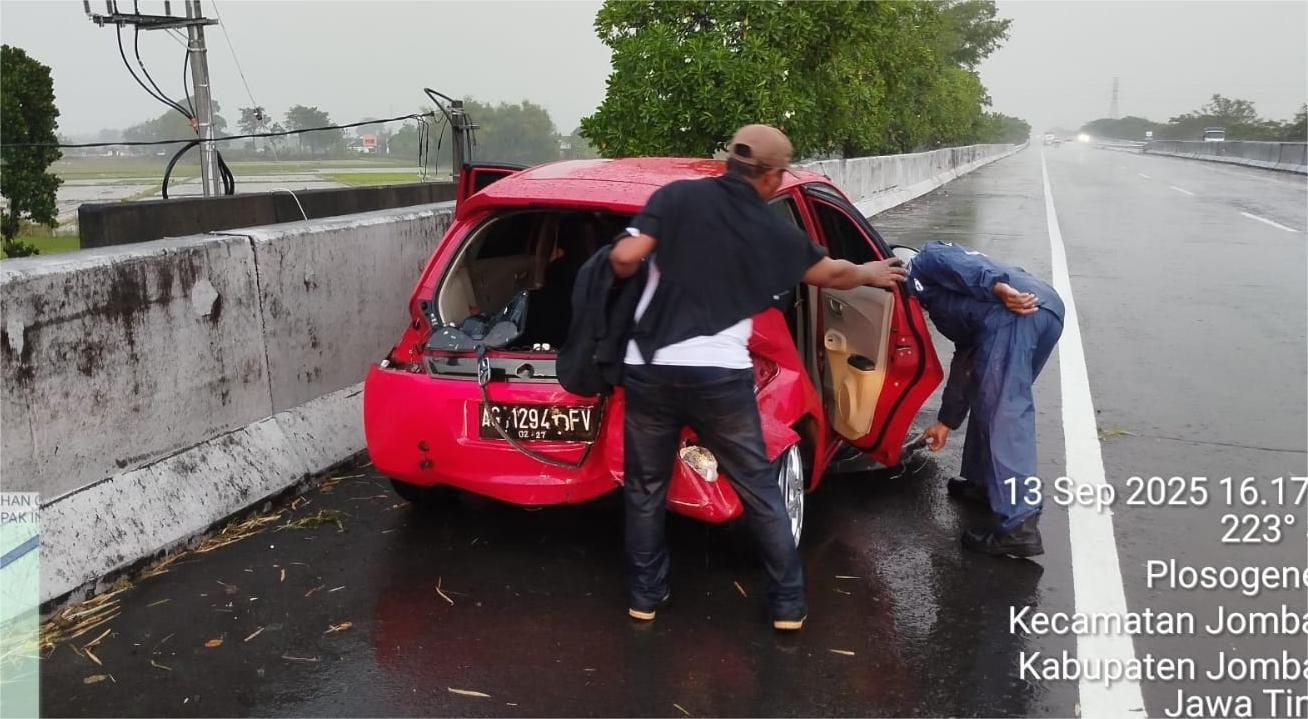 Kondisi-mobil-Honda-Brio-usai-tergelincir-di-ruas-Tol-Jombang-Mojokerto.jpg