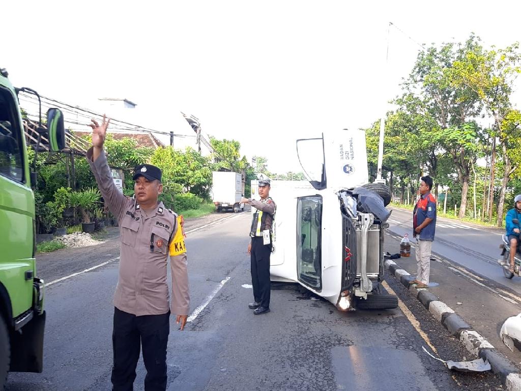 Mobil Boks Program MBG Terguling di Babat Lamongan, Diduga Sopir Mengantuk Saat Kirim Logistik