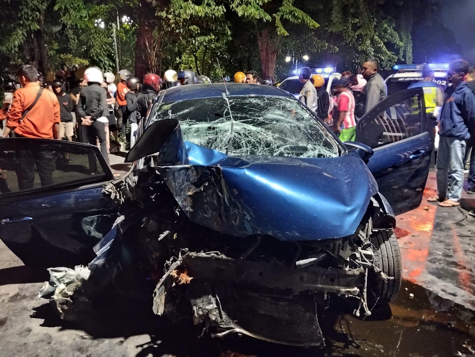 Kondisi-mobil-setelah-menabrak-gerobak-sampah-di-Jalan-Kertajaya.jpg