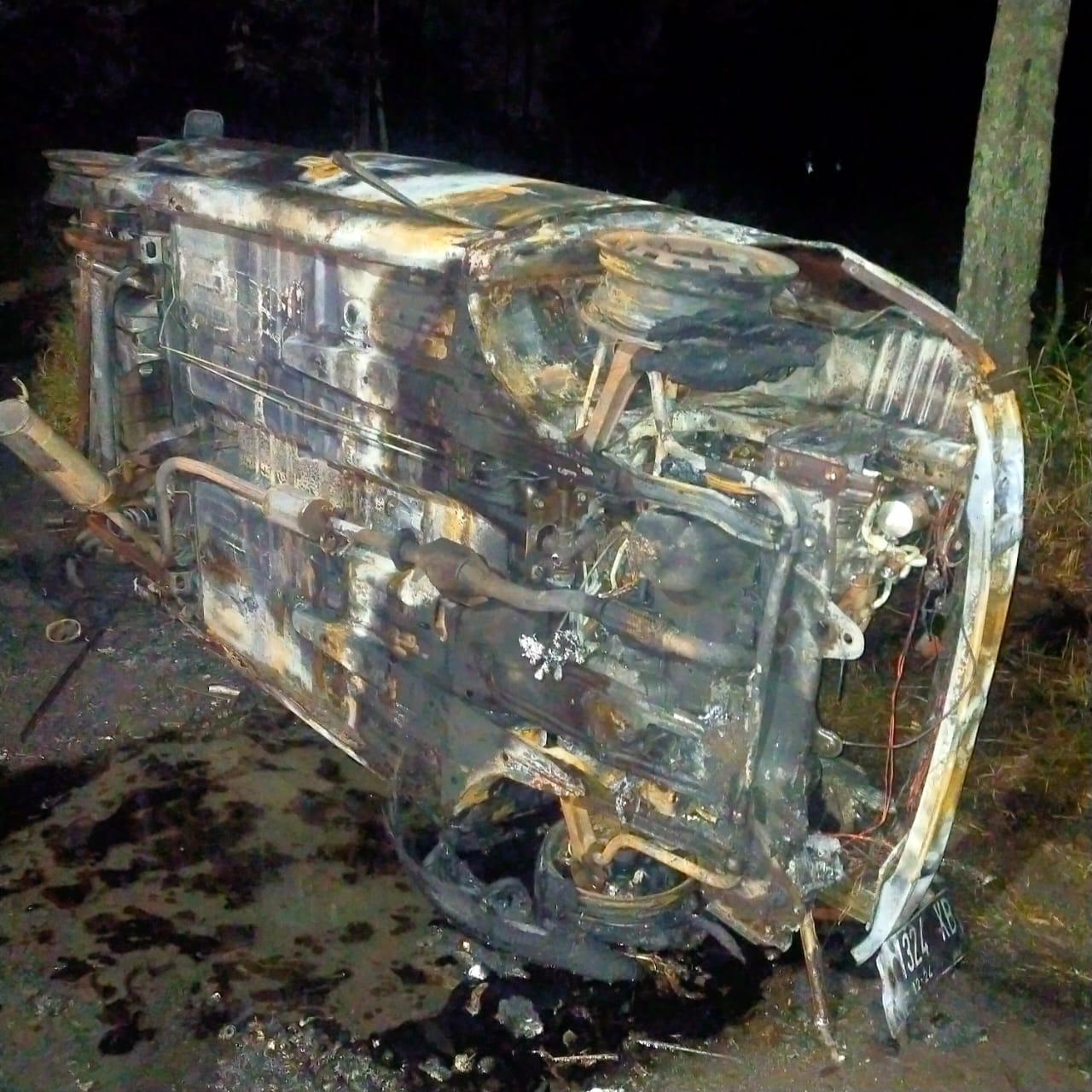 Pulang Pengajian, Warga Malang Syok Mobilnya Percikkan Api & Keluarkan Suara Letusan: Ludes Terbakar