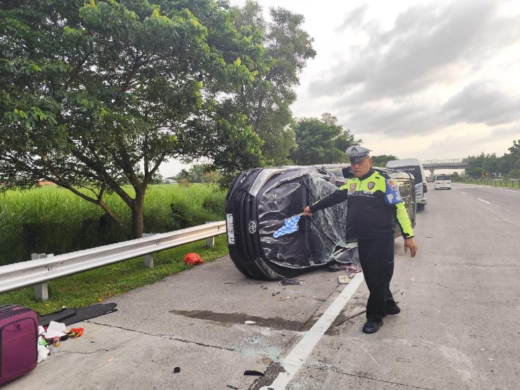 Kondisi-mobil-yang-terguling-di-Kecelakaan-tunggal-terjadi-di-ruas-Tol-Jombang-Mojokerto.jpg