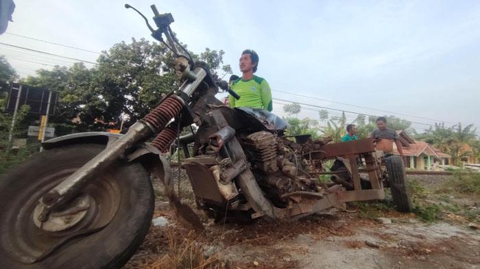 Detik-detik Pria Probolinggo Lolos dari Maut, Lompat dari Motor saat KA Datang, Lampu Jadi Penanda