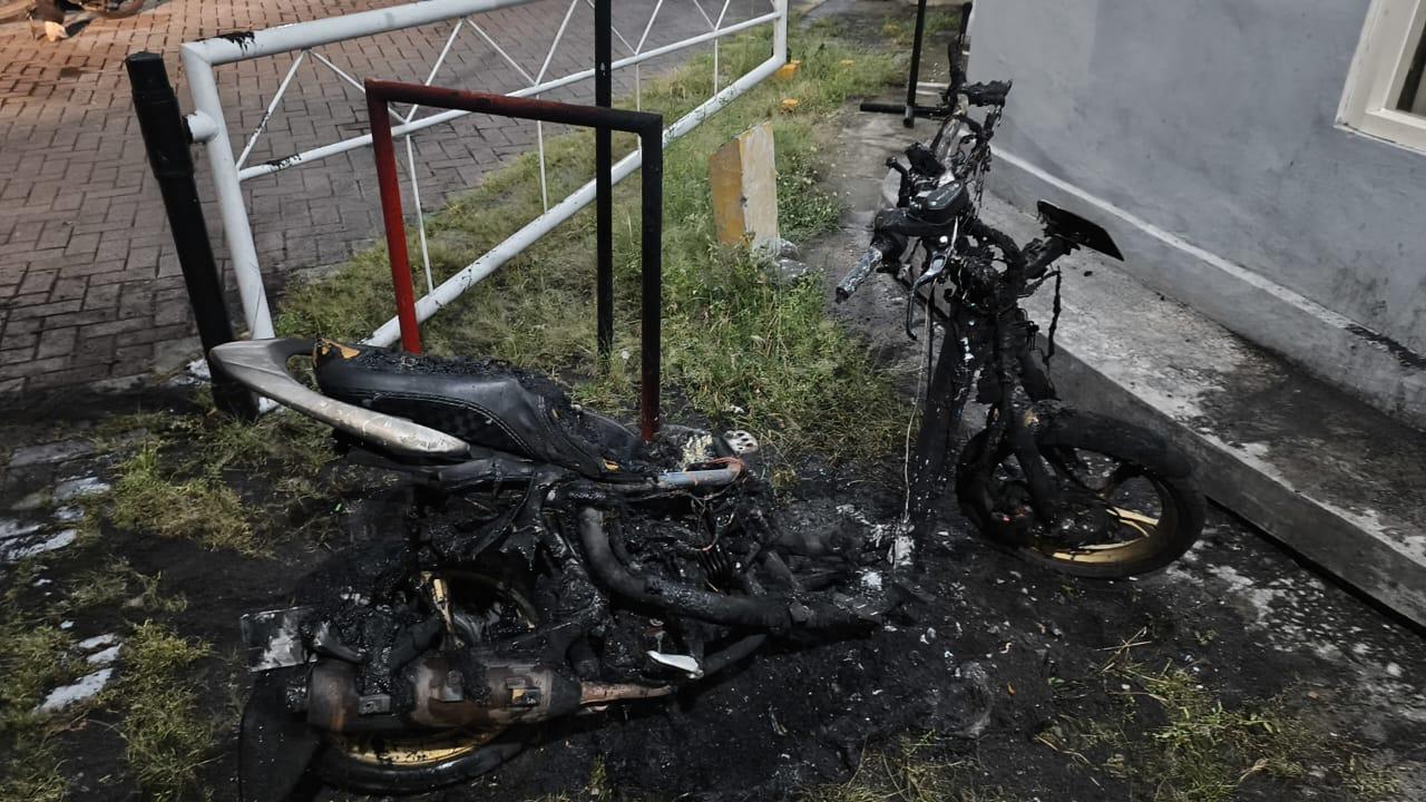 Kondisi-motor-terbakar-di-jalan-Enggano.jpg