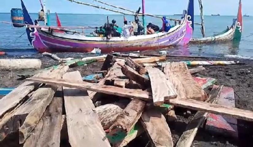 Gelombang Laut Setinggi 4 Meter Hancurkan Puluhan Perahu Nelayan di Situbondo