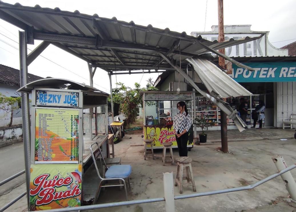 Truk Berjalan Sendiri di Blitar, Hancurkan Rombong Pedagang Jus, Tabrak Mobil dan Tiang Listrik