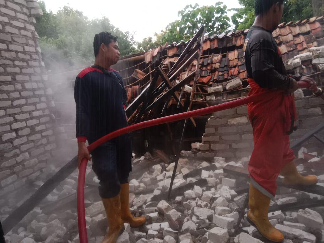 Rumah di Sampang Dilalap Si Jago Merah, Angin Kencang Bikin Api Membesar, Nyaris Rata dengan Tanah