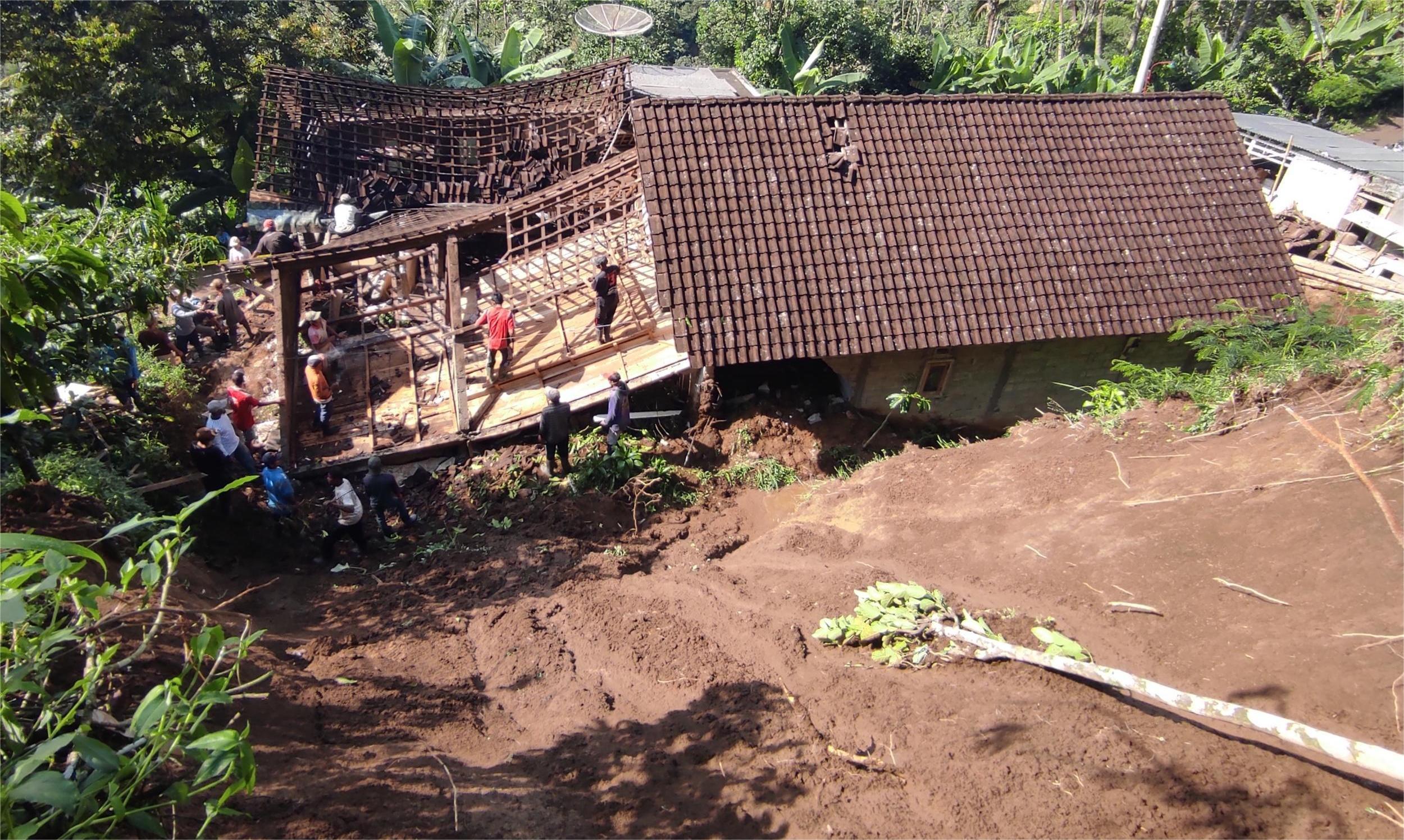 Fakta Tebing Setinggi 20 Meter Longsor Robohkan Rumah Warga di Blitar, BPBD: Lakukan Asesmen