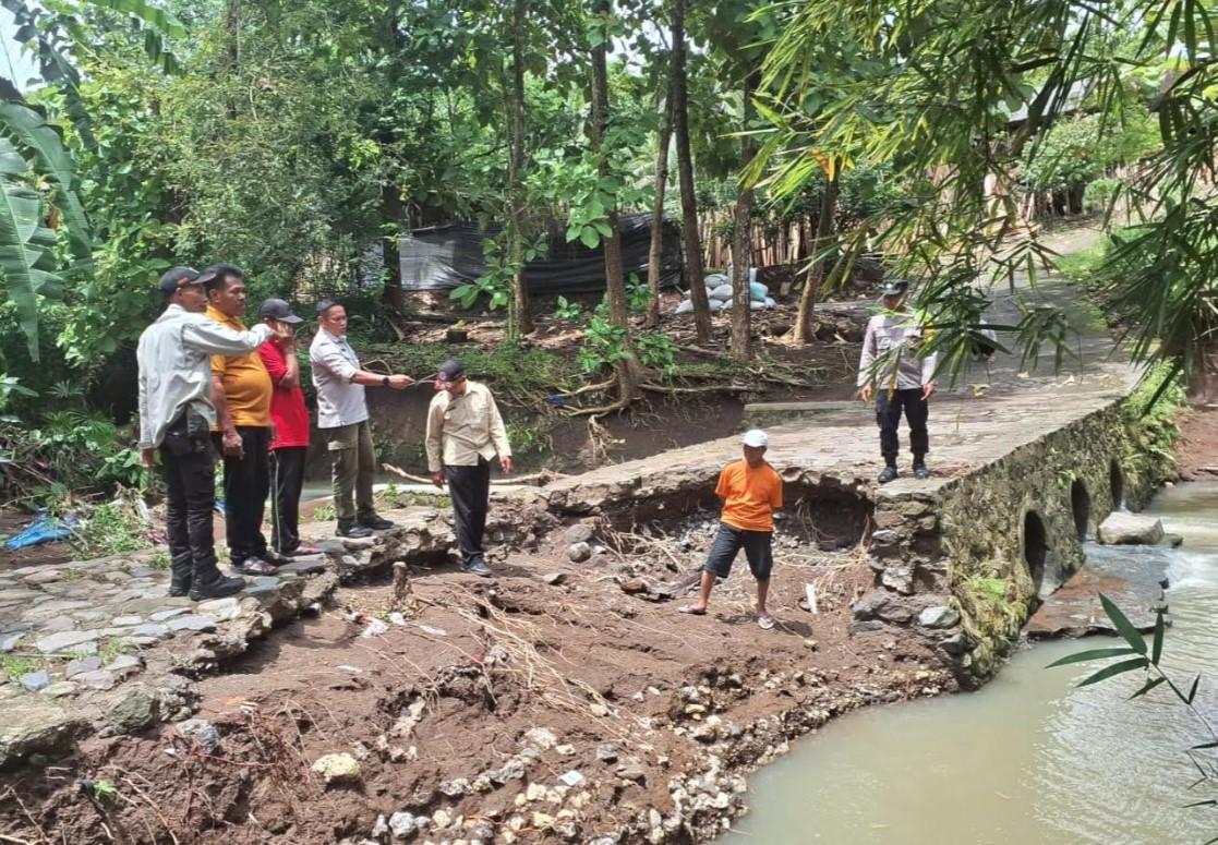 Kondisi-sabuk-dam-yang-menjadi-jalan-alternatif.jpg
