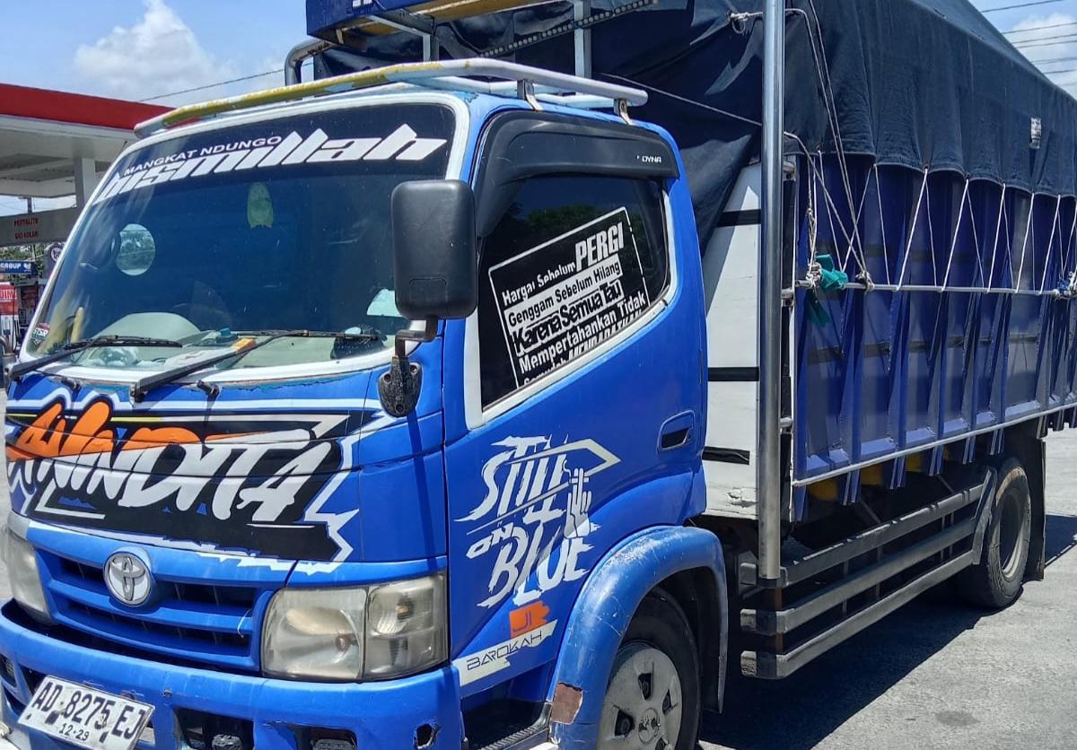 Kondisi-truk-yang-diduga-digunakan-untuk-menipu-bermodus-jual-beli-minyak-goreng.jpg