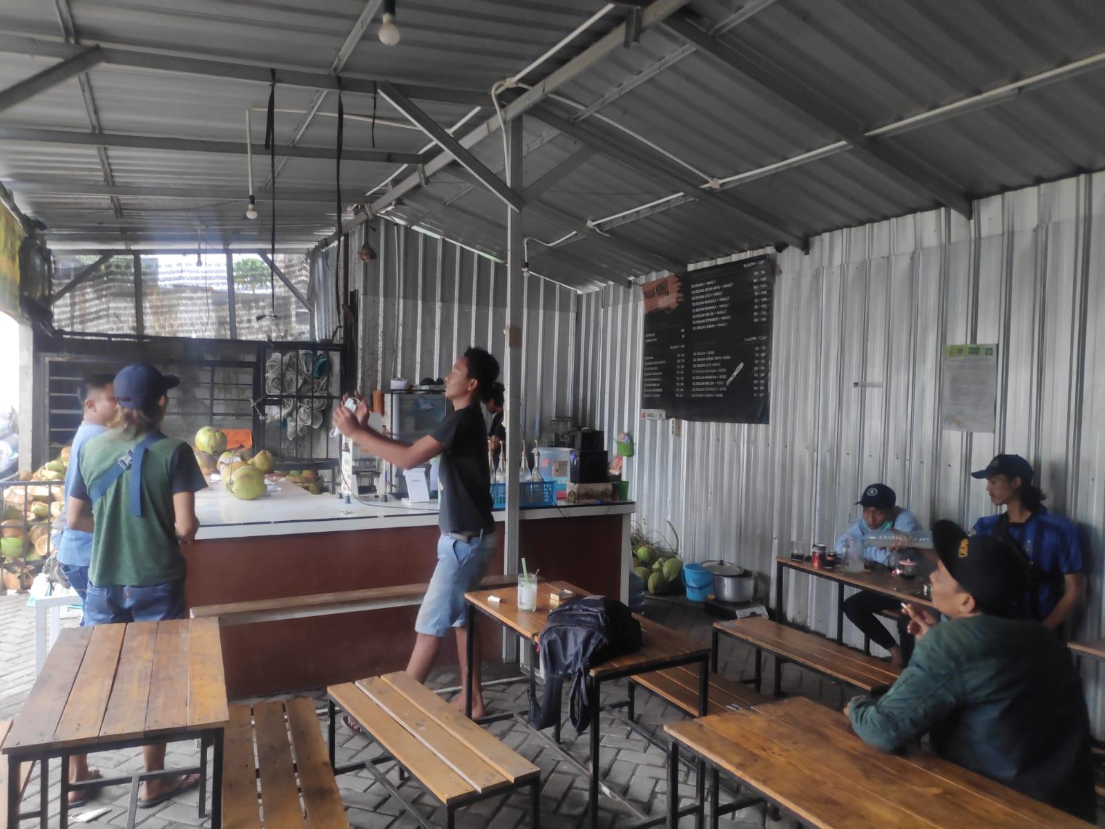 Dini Hari, Kelompok Pemuda Bikin Onar di Surabaya, Lempar Gelas hingga Kursi ke Pengunjung Warung