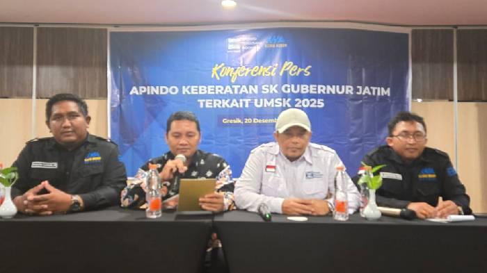 Konferensi-pers-Apindo-Gresik-terkait-menolak-UMSK-2025.jpg