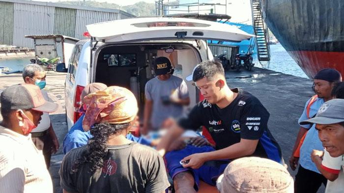 Korban-saat-dibawa-menggunakan-ambulans-menuju-RSUD-Blambangan.jpg
