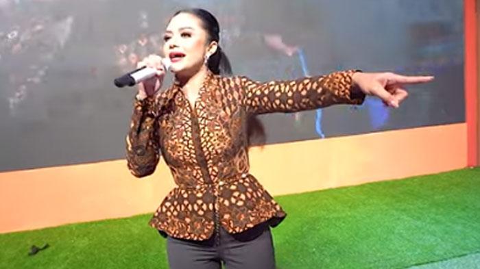 Krisdayanti-menyinggung-wajah-anak-SMA-di-depannya-seperti-sudah-kuret.jpg