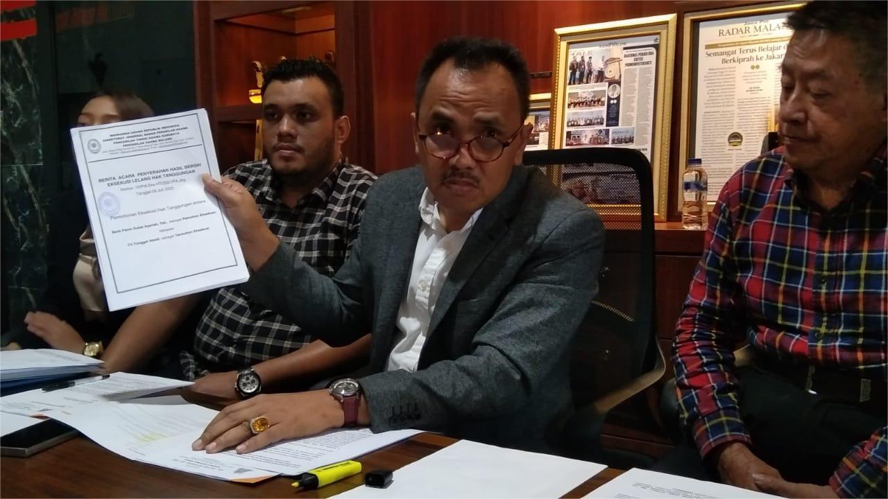 Kuasa-hukum-Eka-Yayan-Riyanto-saat-menunjukkan-surat-relas-pemberitahuan-lelang.jpg