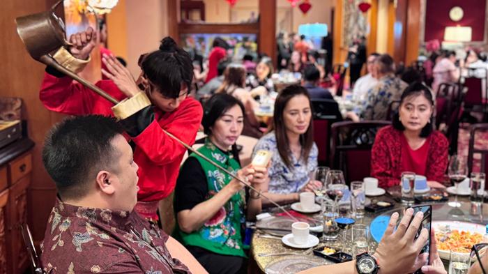 Kungfu-Tea-Master-menuangkan-teh-pada-cangkir-milik-para-tamu-di-Restoran-Shang-Palace-imlek.jpg