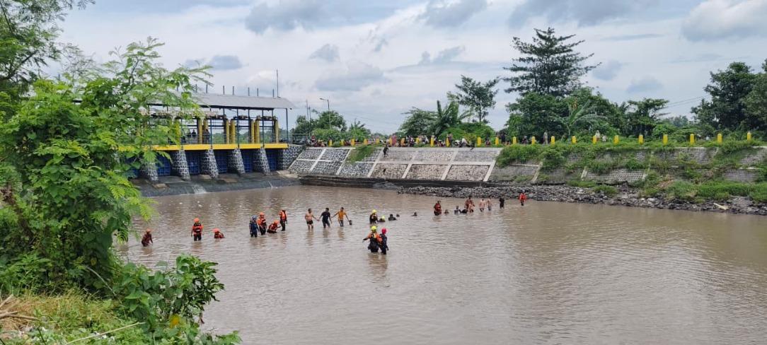 LAKA-AIR-Petugas-SAR-Gabungan-Basarnas-melakukan-upaya-pencarian-terhadap.jpg