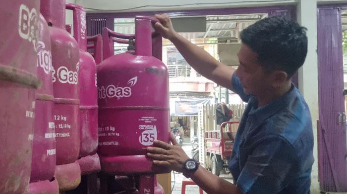 LPG-NAIK-Suasana-di-pangkalan-elpiji-di-Jalan-Akim-Kayat-Gresik-Selasa-2142026.jpg