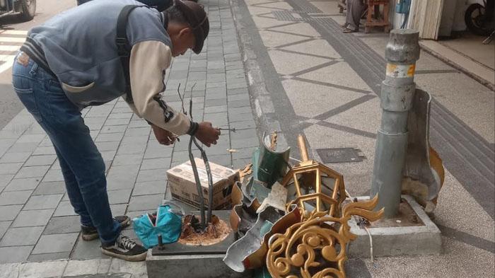 Lampu-hias-Kayutangan-Heritage-Malang-mengalami-kerusakan-diduga-akibat-ditabrak-mobil.jpg