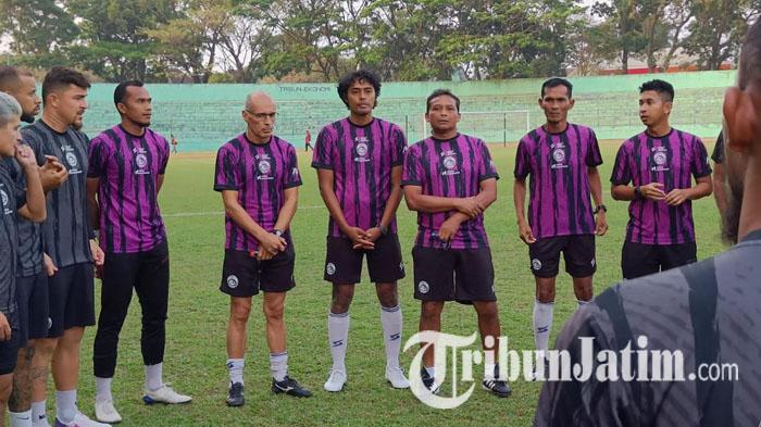 Latihan-arema-fc-dipimpin-langsung-oleh-pelatih-baru-Arema-FC-Fernando-Valente.jpg