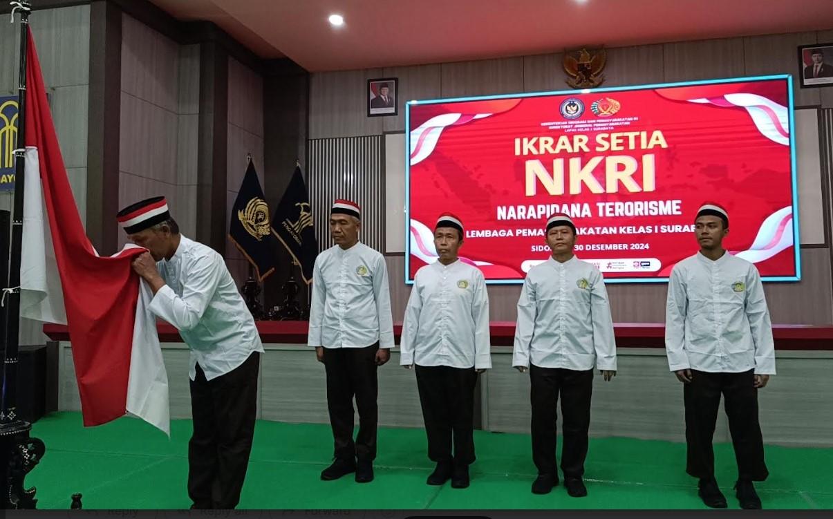 Lima-Napiter-di-Lapas-Porong-saat-menyatakan-ikrar-setia-kepada-NKRI.jpg