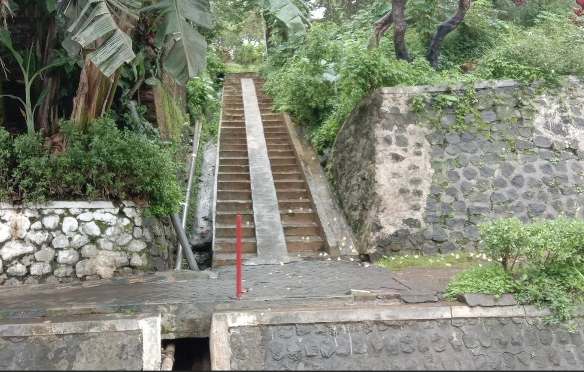 Lokasi-akses-tangga-menuju-makam-RW-9-yang-terletak-di-Jalan-Sukun-Gempol.jpg