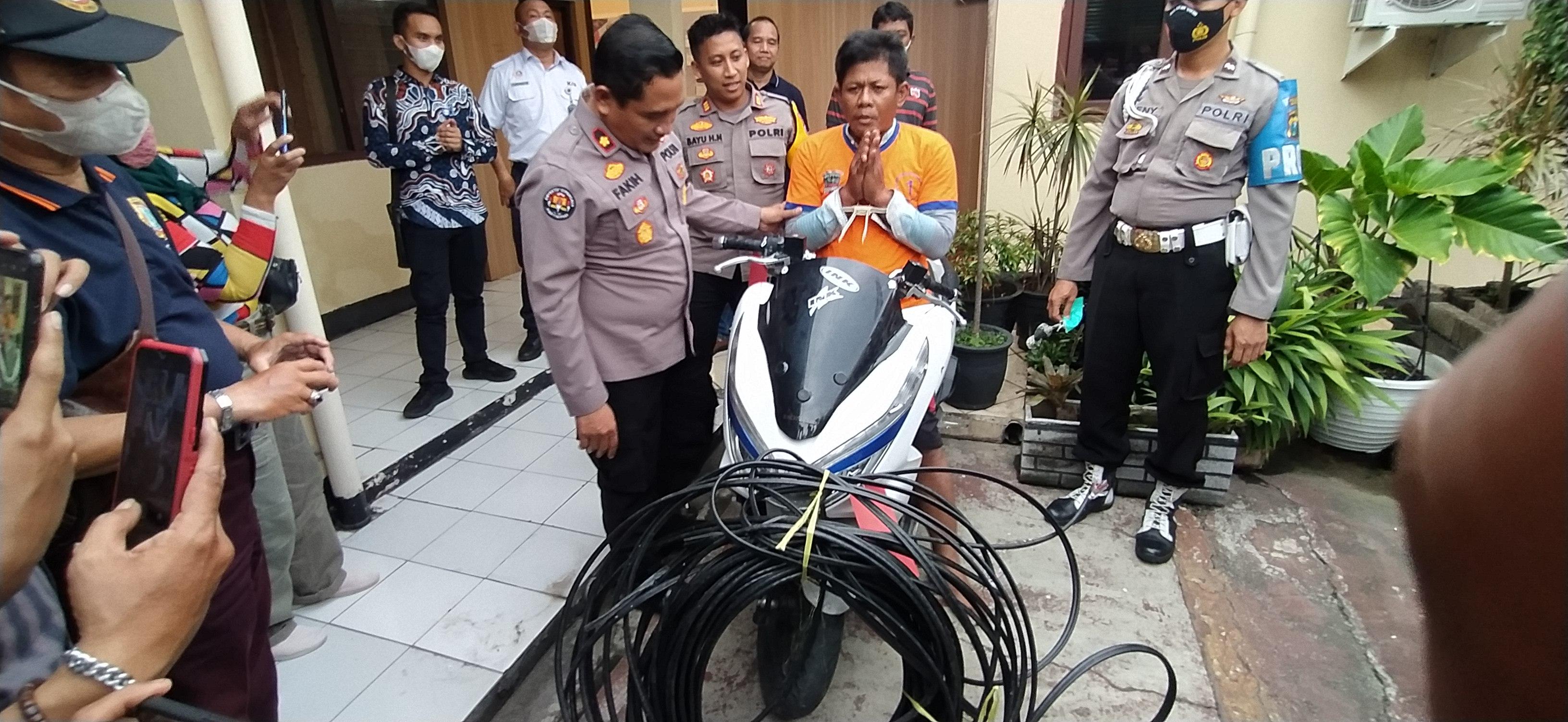 M-Salim-saat-digelandang-ke-Mapolsek-Wonocolo-Polrestabes-Surabaya.jpg