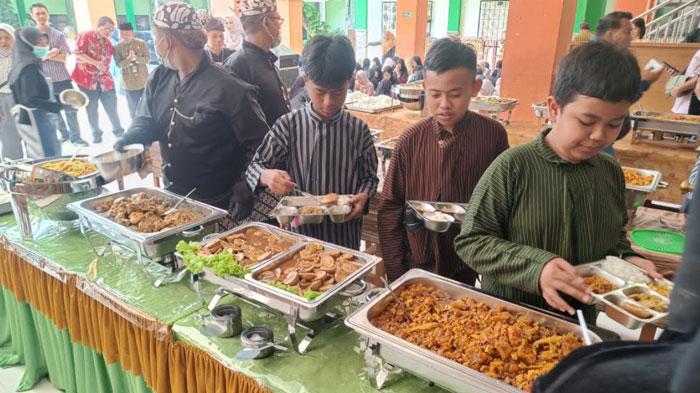 Model Baru MBG Prasmanan Diuji Coba di MIN 2 Kota Malang, Siswa Senang Bisa Ambil Lauk Sendiri