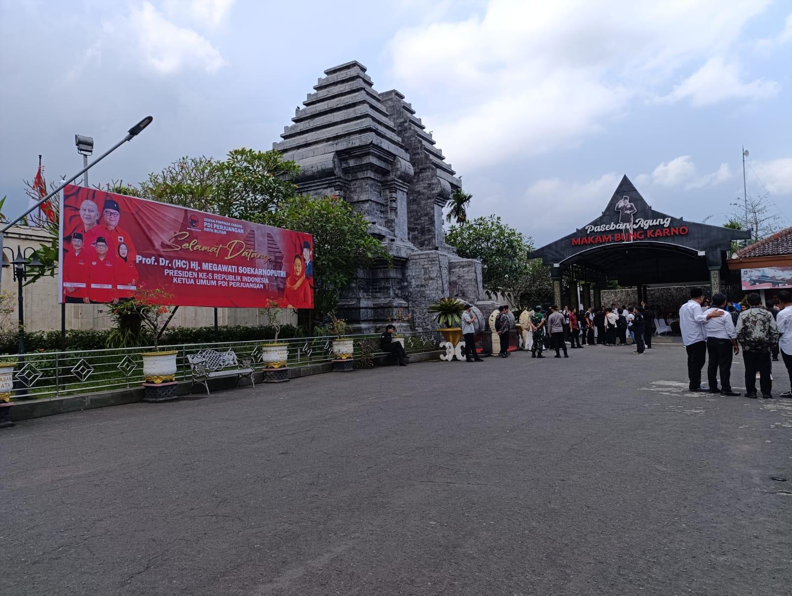 MEGAWATI-KE-BLITAR-Suasana-penyambutan-kedatangan-Megawati-Soekarnoputri-di.jpg