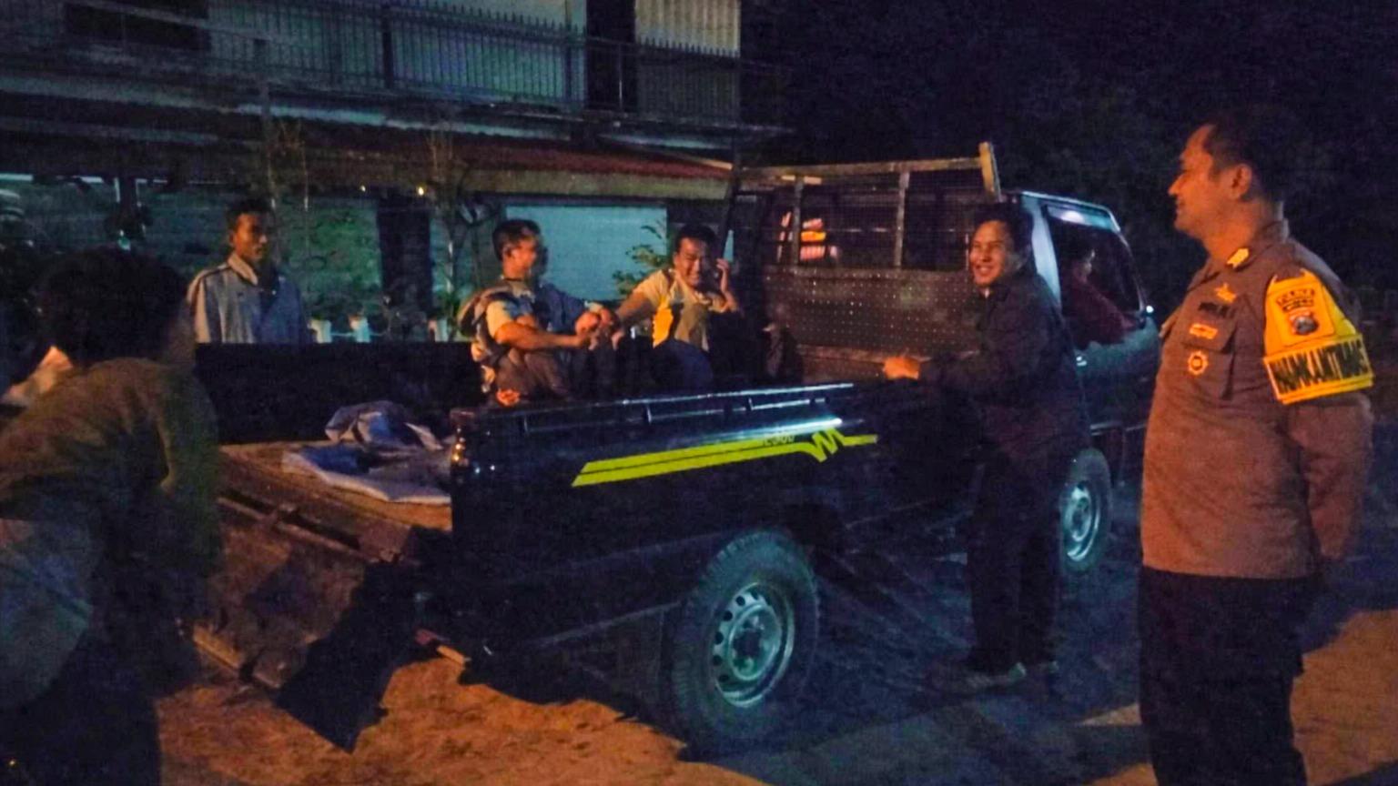 MERESAHKAN-Polisi-saat-mengamankan-seorang-pria-yang-tiba-tiba-mengamuk.jpg