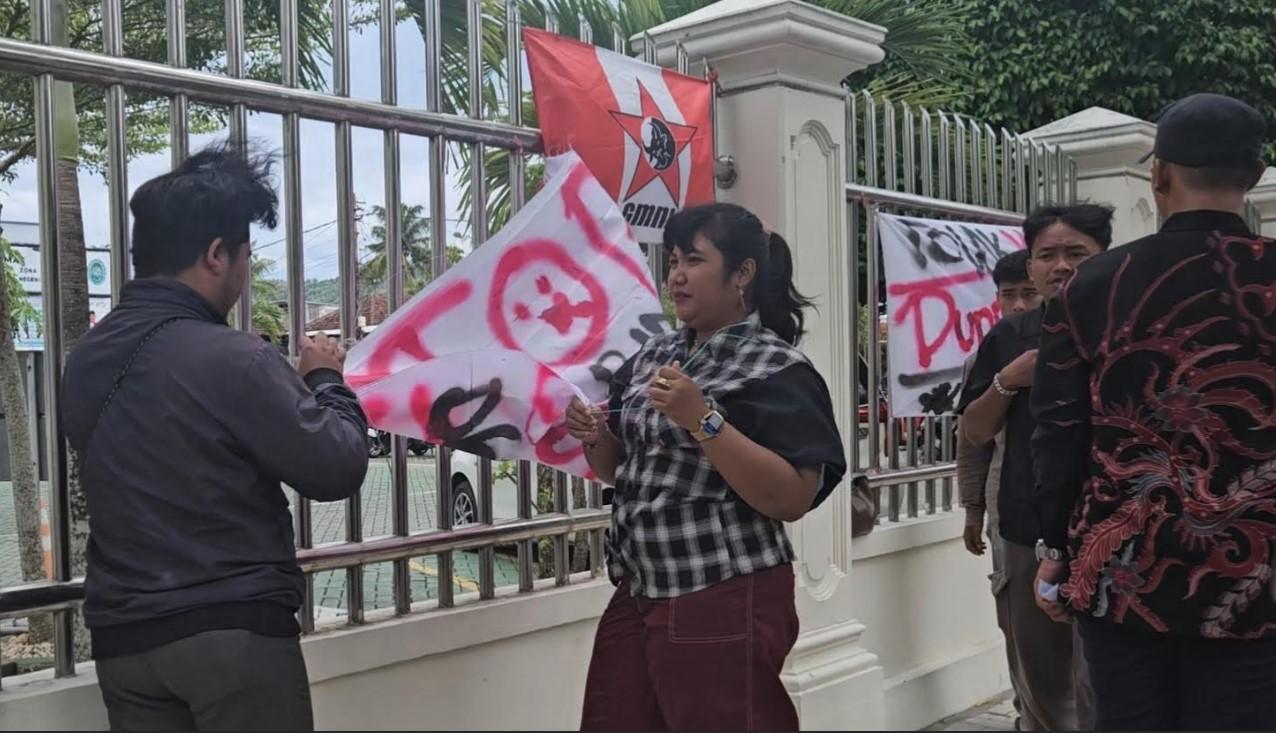 Mahasiswa-GMNI-Trenggalek-memasang-spanduk-di-pagar-Pengadilan-Negeri.jpg