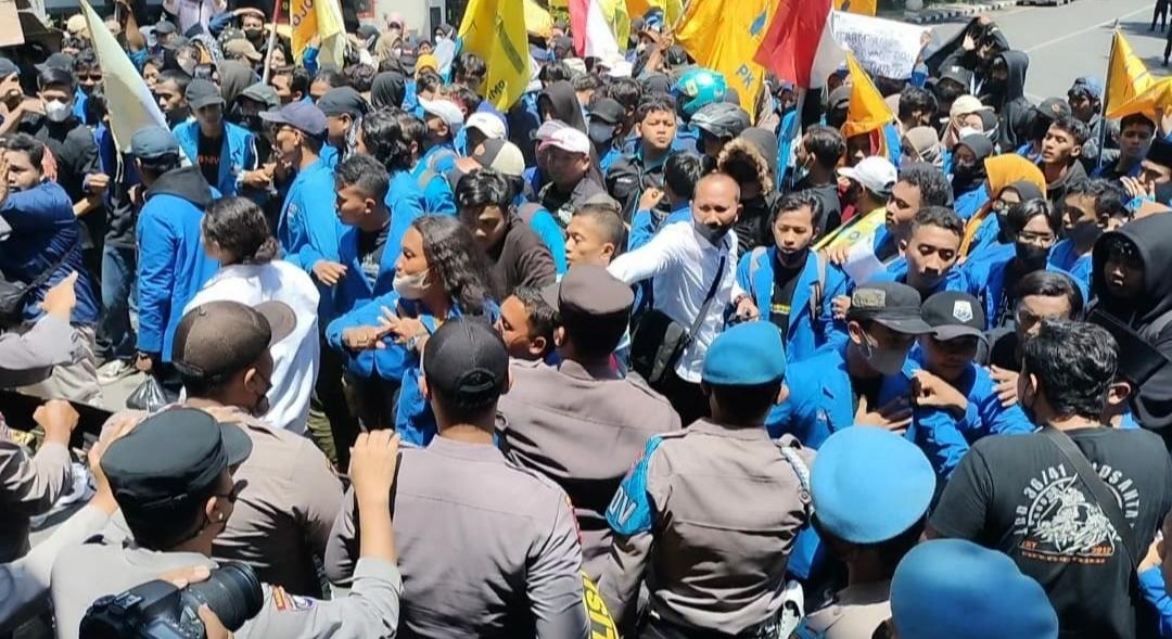 Mahasiswa-PC-PMII-Bojonegoro-unjuk-rasa-menolak-kenaikan-harga-BBM-di-DPRD.jpg