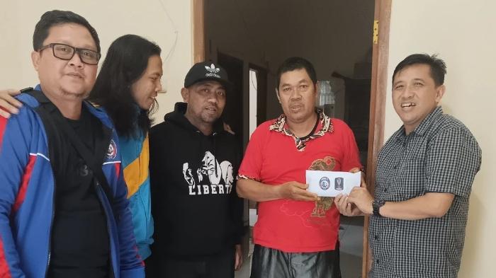 Salam Satu Jiwa Arema FC dan Aremania, Berikan Bantuan ke Keluarga Korban Tragedi Kanjuruhan