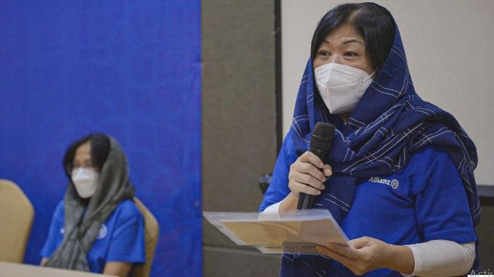 Managing-Director-Sharia-Allianz-Life-Indonesia-Ginawati-Djuandi-saat-pelepasan-jemaah-umrah.jpg