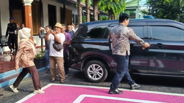 Mantan Bupati Blitar Diperiksa Kejari Terkait Dugaan Korupsi, Mak Rini: Mohon Maaf Lahir dan Batin