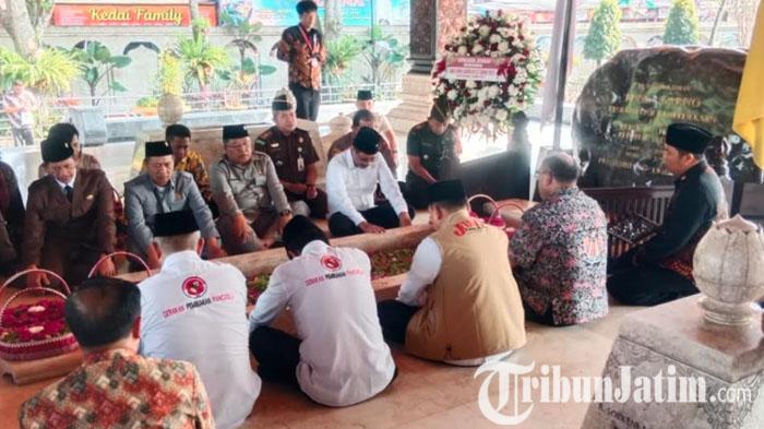 Mantan-Wali-Kota-Blitar-dua-periode-Djarot-Saiful-Hidayat-berziarah-di-Makam-Bung-Karno-Kota-Blitar.jpg
