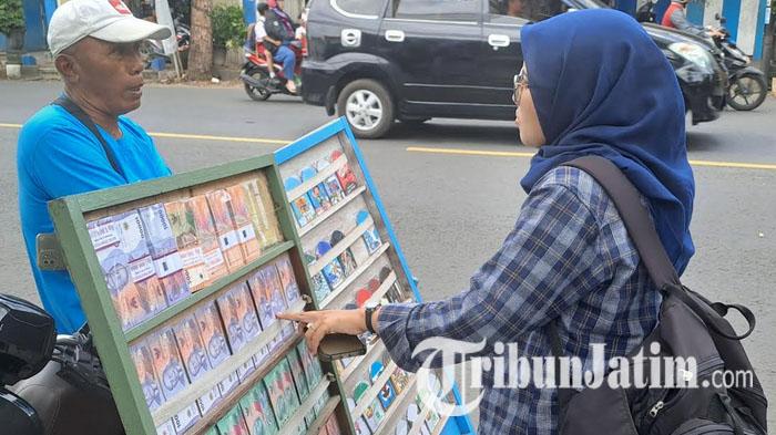 Martono-membuka-jasa-penukaran-uang-di-Jalan-Sultan-Agung-Malang-ilustrasi-penukaran-uang.jpg