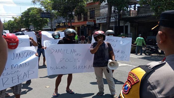 Massa-Butuh-menggelar-unjuk-rasa-mempertanyakan-netralitas-Polri-pada-Pemilu-2024-di-depan-Polres.jpg