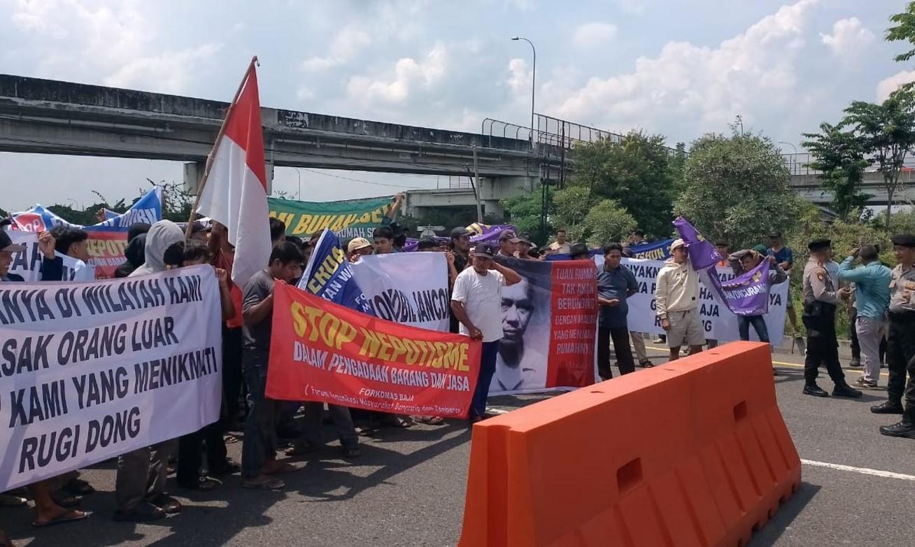 Massa-Forkomas-Baja-saat-mendemo-EMCL-di-depan-akes-masuk-Lapangan-Migas-Banyuurip.jpg