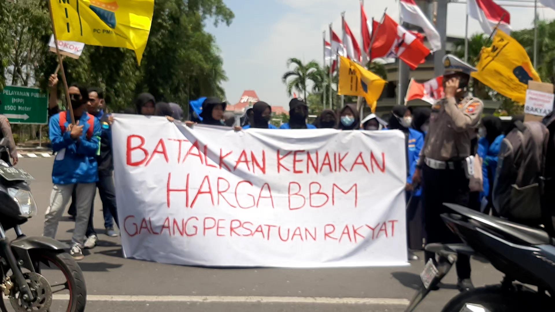 Massa-membawa-tulisan-bernada-protes-kenaikan-BBM-bersubsidi-di-depan-kantor.jpg
