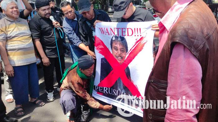 Masyarakat-Militan-Pecinta-Jokowi-Malang-Raya-hendak-membakar-poster-bergambar-Roy-Suryo.jpg