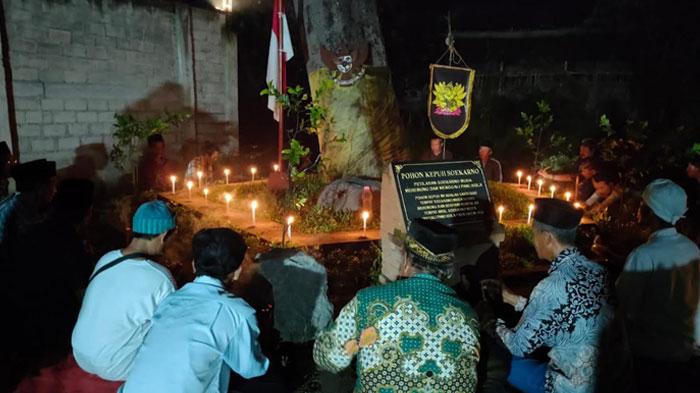 Masyarakat-menggelar-kegiatan-renungan-bersama-di-bawah-Pohon-Kepuh-Soekarno.jpg