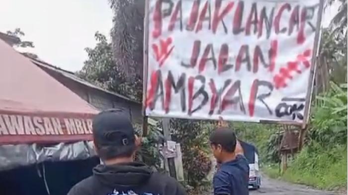 Material-Datang-Warga-Desa-Candirejo-Blitar-Mulai-Copot-Poster-Protes-Jalan-Rusak.jpg