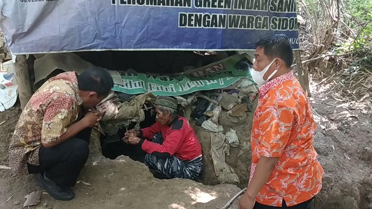 Mbah-Nyoto-80-dievakuasi-petugas-gabungan-Dinas-Sosial.jpg