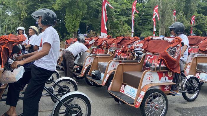 Mbah-Seger-menerima-bantuan-becak-listrik-gratis.jpg