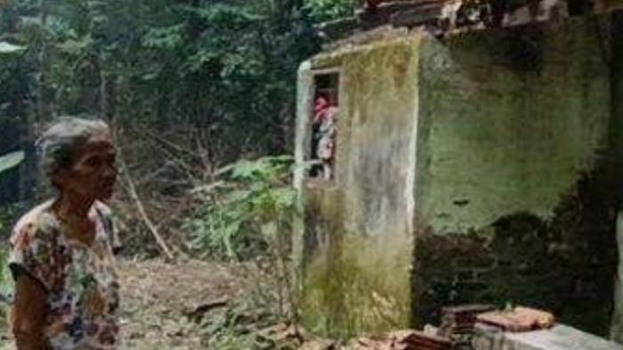Mbah-Yati-yang-hidup-sebatang-kara-di-sebuah-rumah-yang-tak-memiliki-atap.jpg