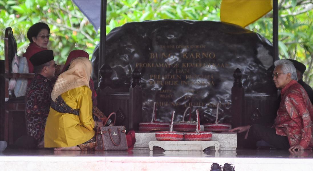Megawati-Soekarnoputri-kiri-berziarah-di-makam-Ir-Soekarno.jpg